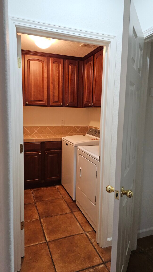 Building Photo - 5012 Crest Dr