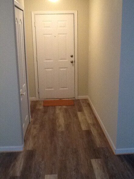 Foyer - 8911 Town Center Cir