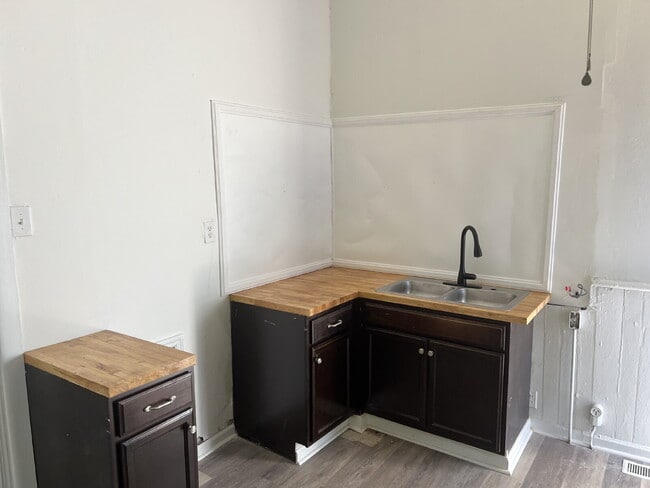Building Photo - Charming 2 Bedroom Cottage Near King Mill ...