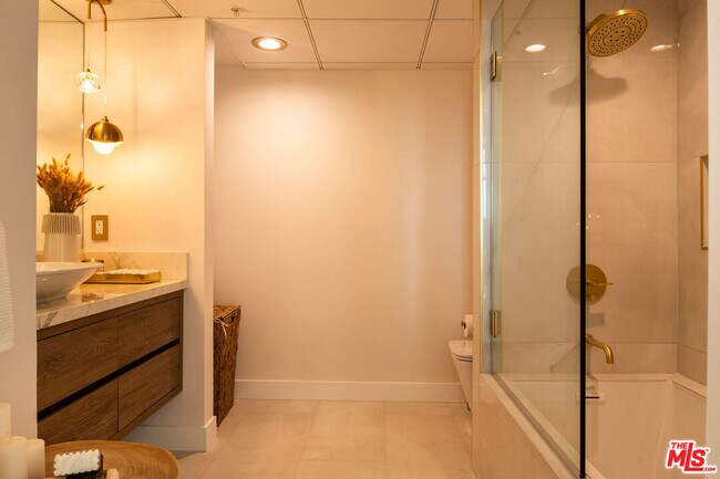 Building Photo - 13700 Marina Pointe Dr