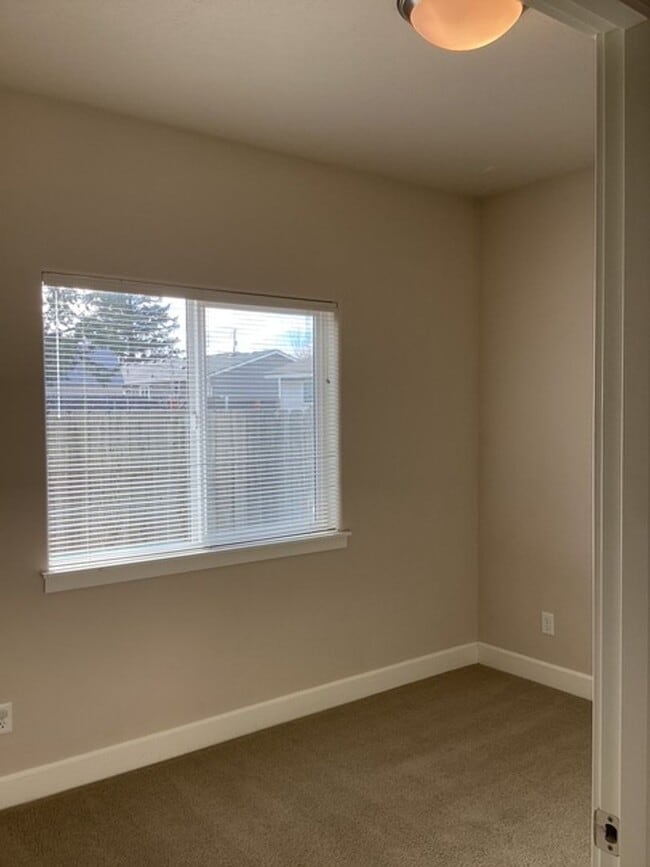 Building Photo - 1444 NW Canyon Dr