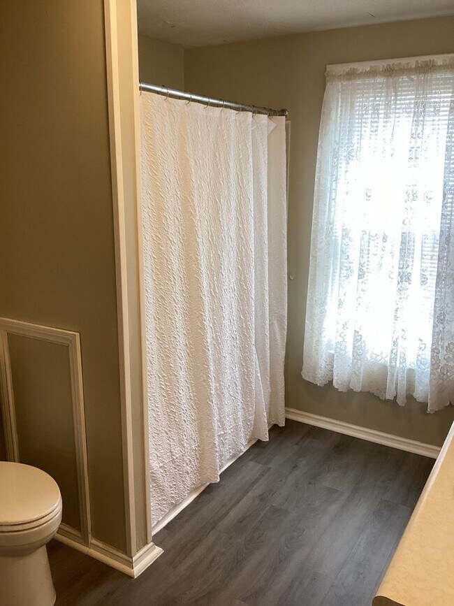 Building Photo - 319 Fairview Ave