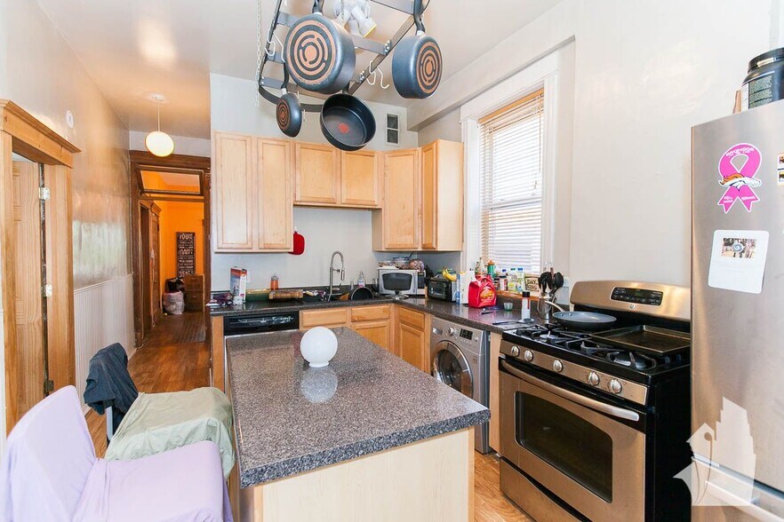 Building Photo - 3336 N Sheffield Ave