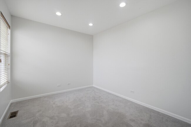 Building Photo - 611 Lakeridge Ct