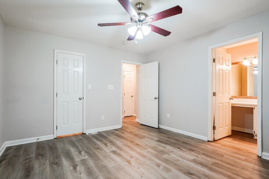 Building Photo - 303 Southampton Dr