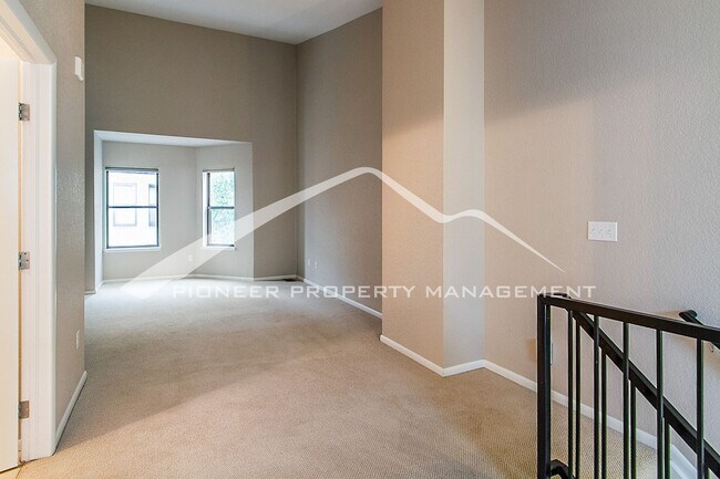 Building Photo - Incredible Loft with Parking and Great Location!