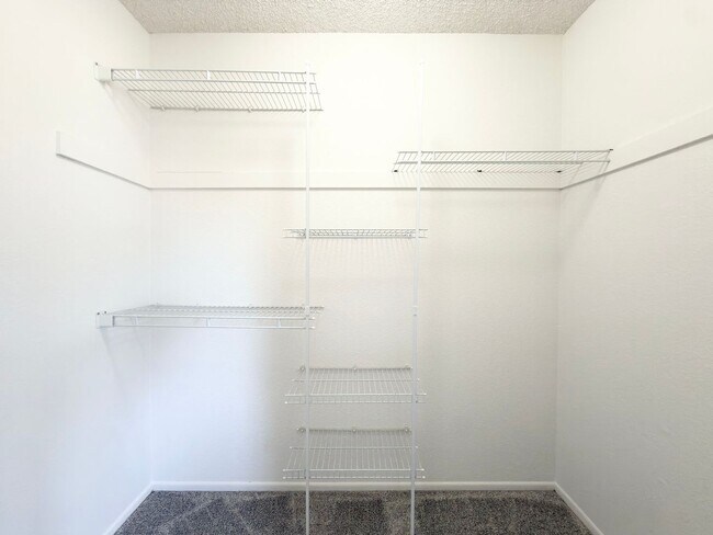 Building Photo - Spacious Townhome in Quail Ridge