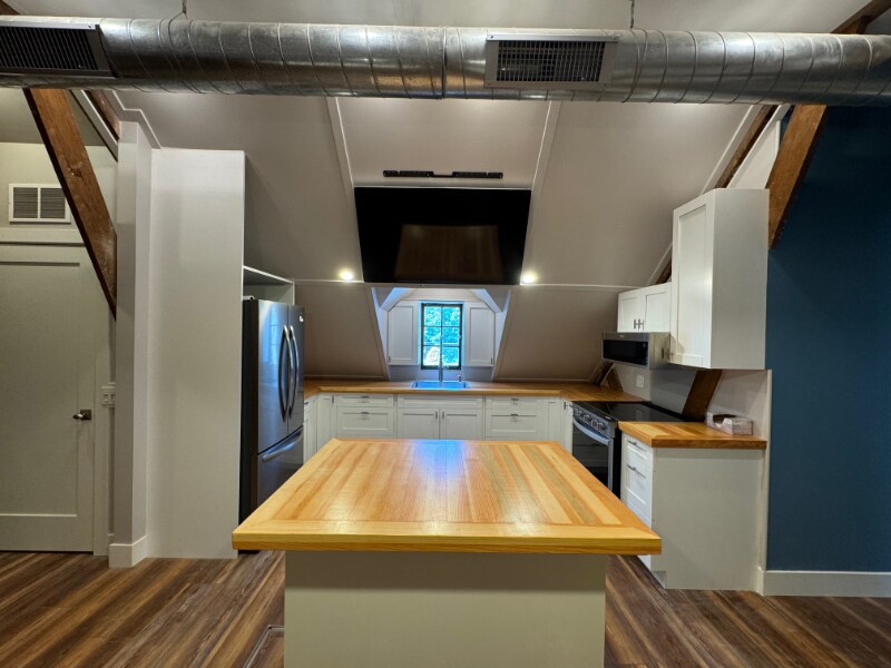 Building Photo - 708 Rock Beach Rd