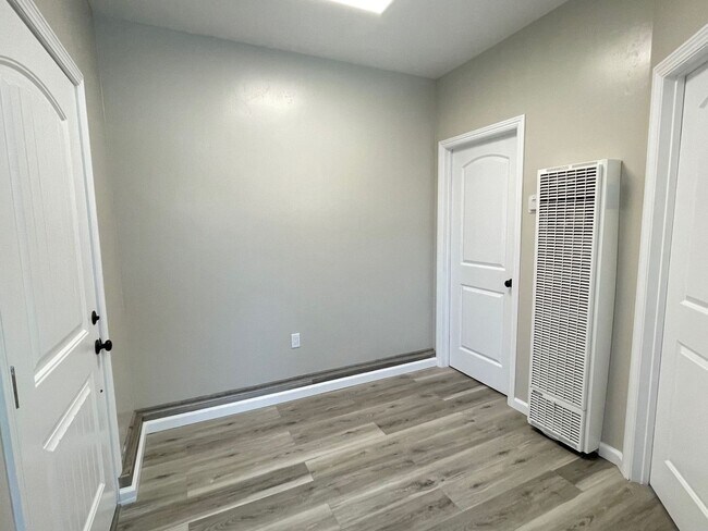 Building Photo - 1543 Wallis Ave