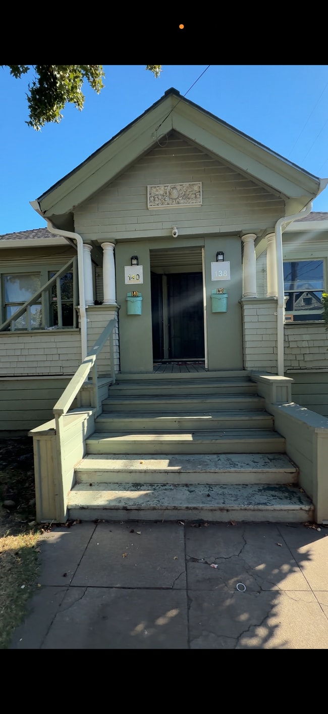 Building Photo - 138 E Rose St