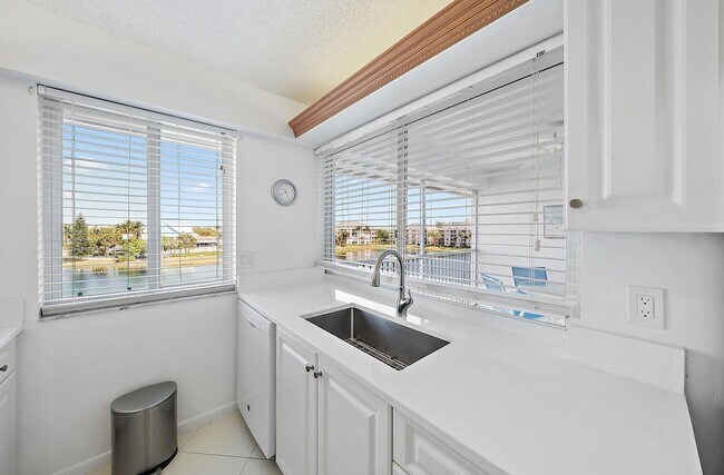 Building Photo - 353 S US Hwy 1