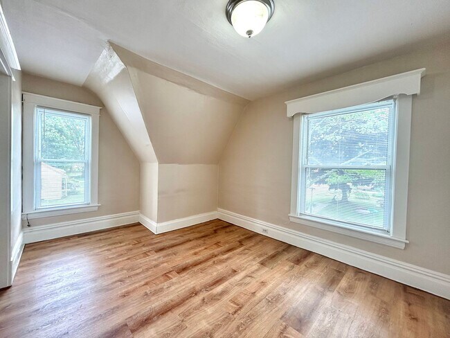 Building Photo - 2550 Crozier Ave