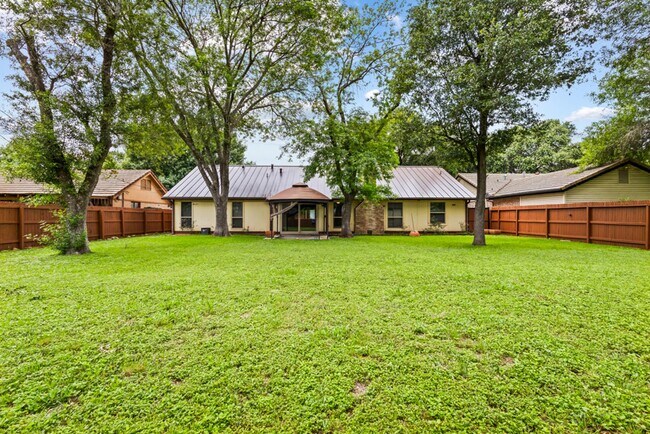 Building Photo - Charming Home Awaits: Spacious & Modern Living in a Prime Location