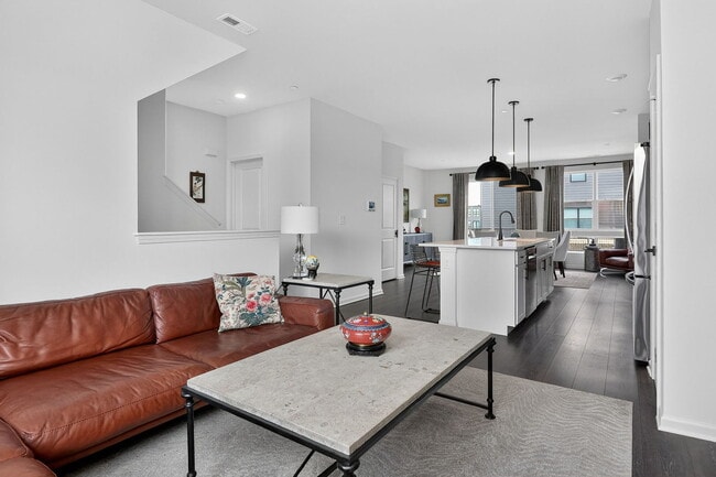 Building Photo - 2213 Venture Dr