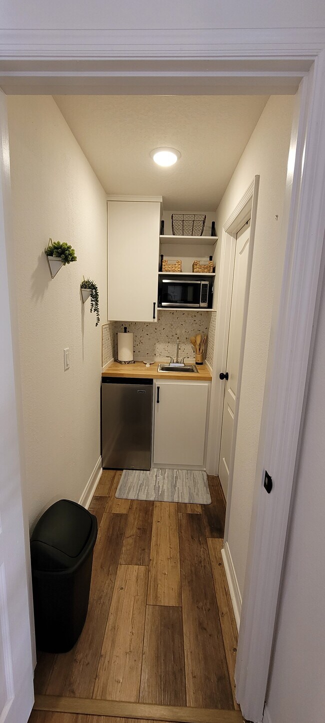 Building Photo - 1609 Deerfield Ave