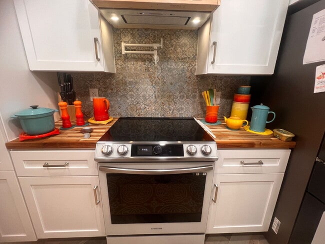 Building Photo - "Fully Furnished 2-Bedroom 2 Full Baths in New Port Richey – Your Perfect Retreat Awaits!"