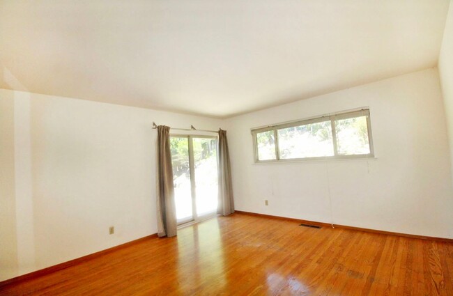 Building Photo - Sunny 3bed/2.5 bath + office space in Mont...