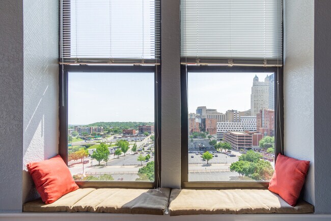 Building Photo - 308 W 8th St