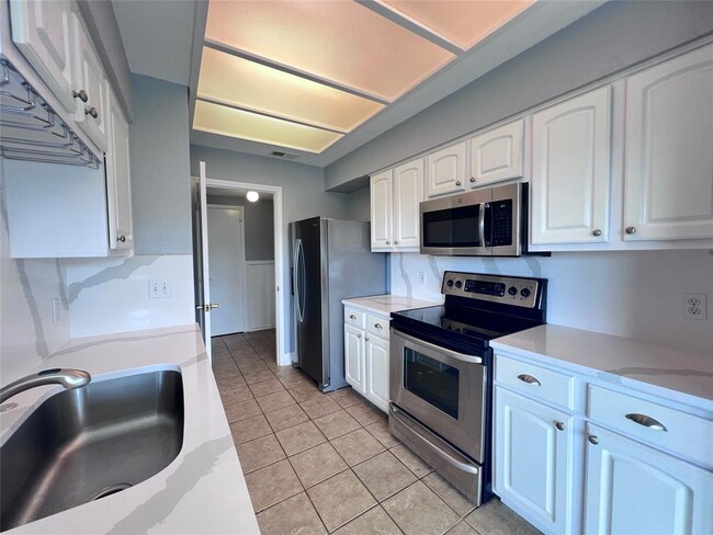 Building Photo - 4711 Spicewood Springs Rd