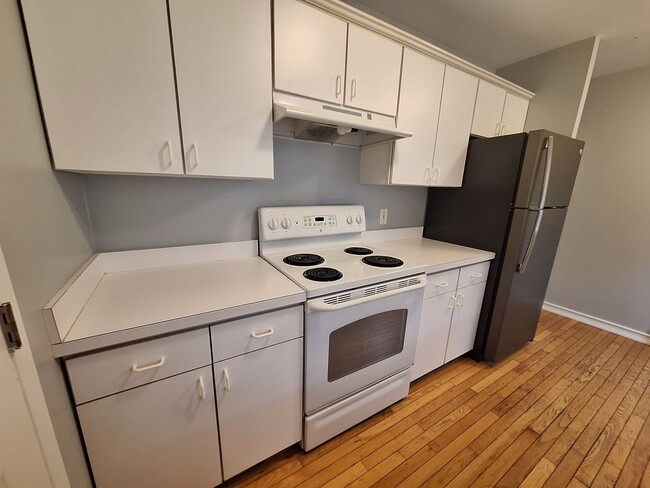 Building Photo - Move In Special!!!  Charming Rochester Condo.  Must see!!