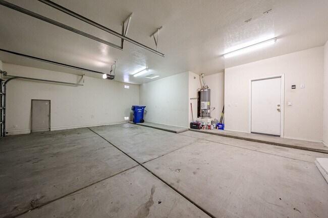 Building Photo - Charming 4BD, 2BA home in Chandler!
