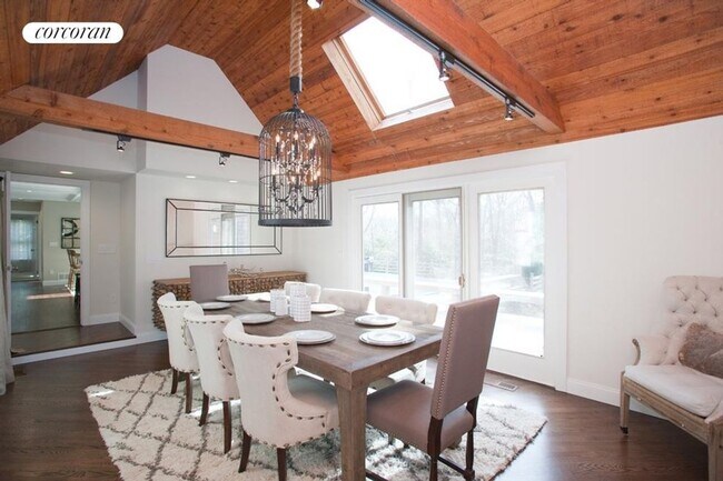 Building Photo - 320 Edge of Woods Rd