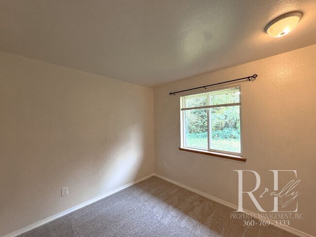 Building Photo - Peaceful End-of-Street Duplex with Private...