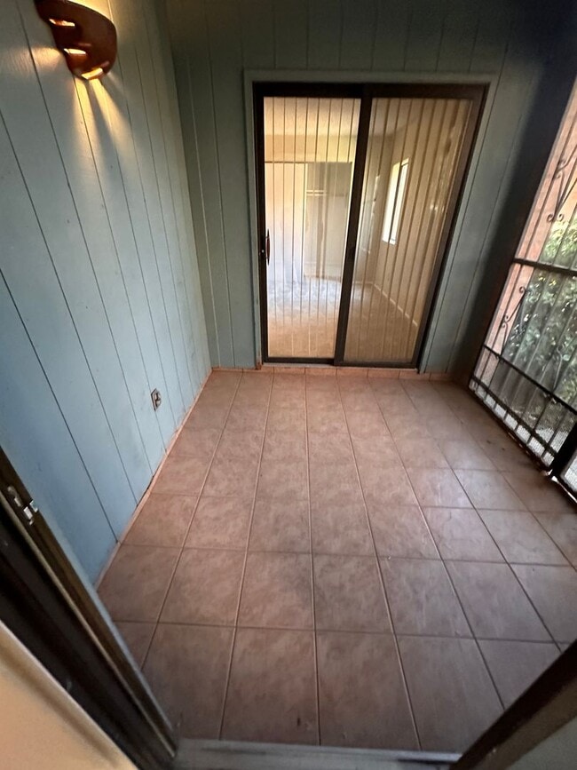 Building Photo - Spacious 2 Bedroom, 1 Bath Condo (22nd/Col...