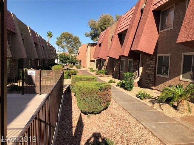 Building Photo - 4401 Alexis Dr