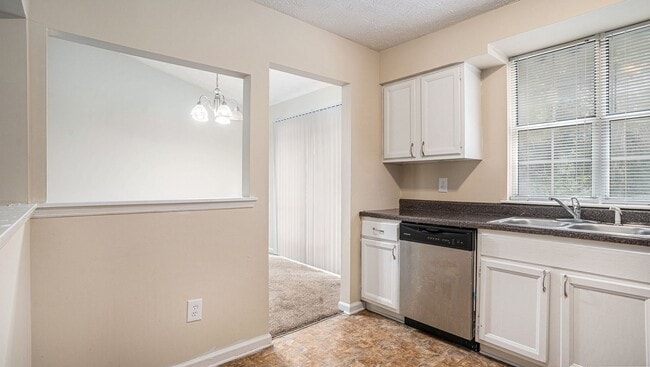 Building Photo - 3 bdrm, 2.5 bath in Lithonia