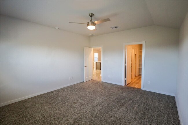 Building Photo - 910 Kickapoo Ln