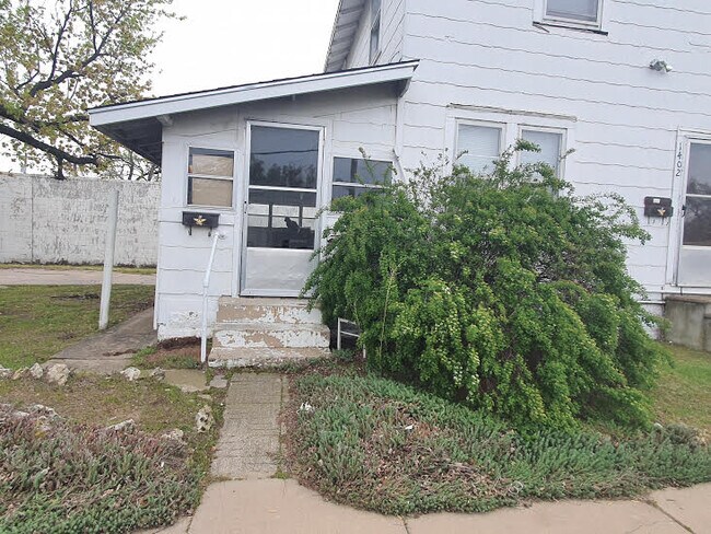 Primary Photo - 1402 S Seneca St