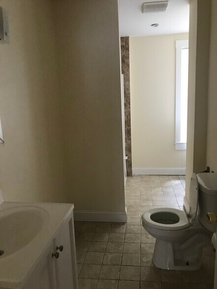 Building Photo - 72 Varney St