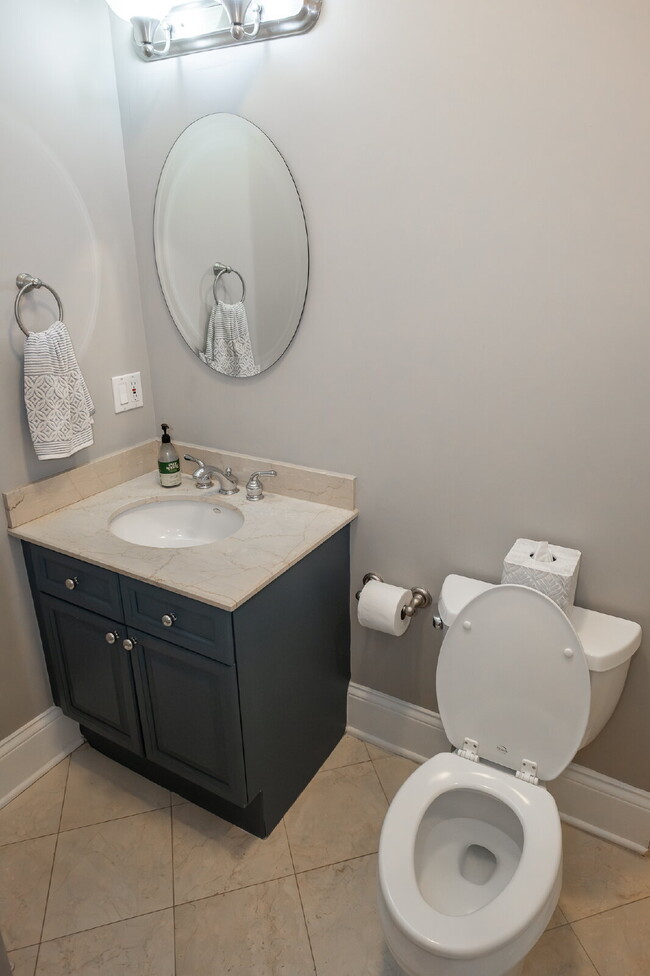 Building Photo - 3-Bed Urban Retreat with Fireplace & Granite Touches in Lincoln Park