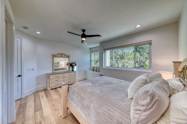 Building Photo - Stunning Green Valley, Guard Gated Community, Pool Home!