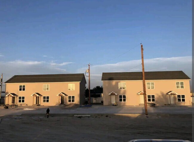 Building Photo - 142 W Daggett St