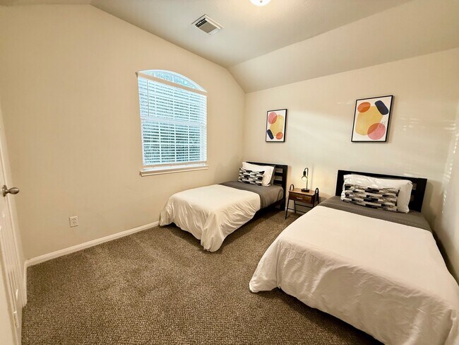 Building Photo - 142 E Spindle Tree Cir