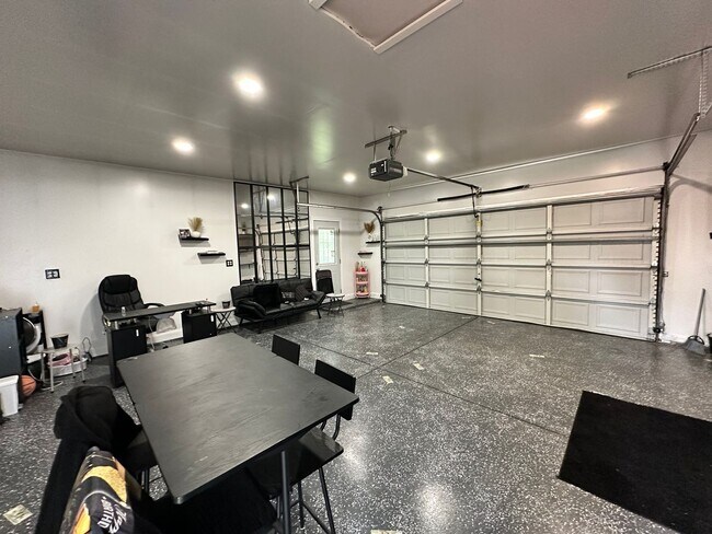 Building Photo - 3 bedroom, 2 Full Bathroom Single Family H...