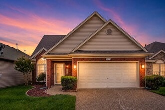 Building Photo - Move-in-ready 3 bed / 3 Full Bath In Louisville's Four Seasons — Fully Updated, No Carpet, Fiber ...