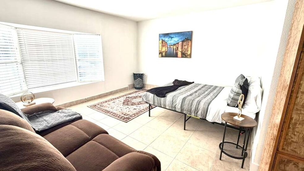 Building Photo - 3030 Plaza St