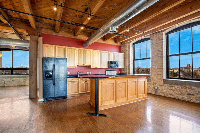 Building Photo - 234 E Reservoir Ave