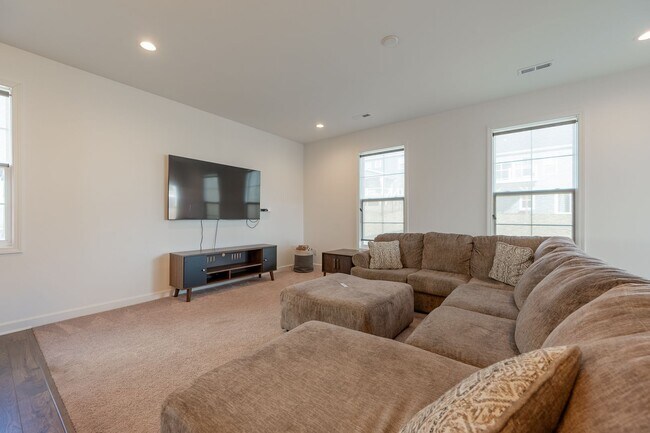 Building Photo - Modern Home with Open Floor Plan in Blacksburg