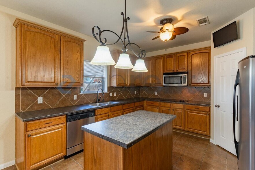 Building Photo - 498 Crossland Dr