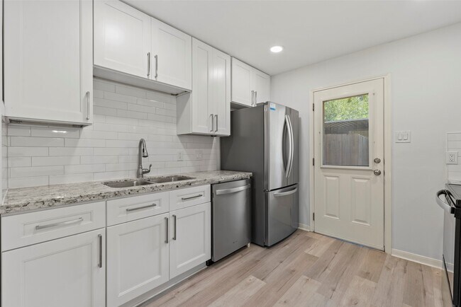 Building Photo - 12907 Trail Hollow Dr