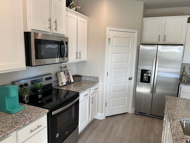 Building Photo - AVAILABLE IN NOVEMBER - Don't miss this op...