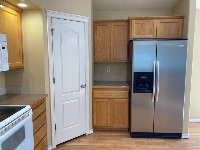 Building Photo - 928 N Middlemist Pl - Awesome Backyard, Go...