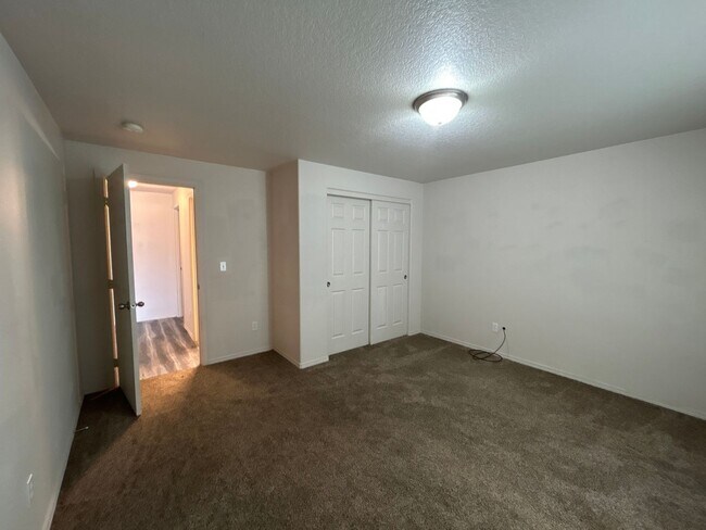 Building Photo - 3 Bedroom / 2 Bathroom Home in SE Madras