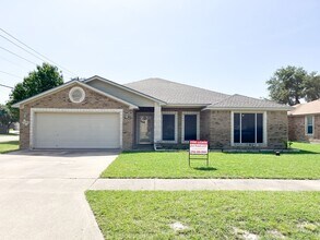 Building Photo - Available NOW!!!! Open floor plan features...