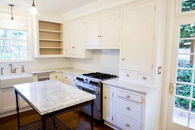 Building Photo - Gorgeous Dream Home in the Southwest Hills! Your Pacific Northwest Oasis Awaits!