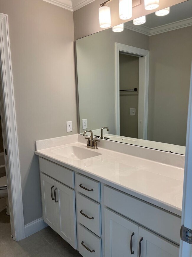 Building Photo - Lovely Three Bedroom Townhouse in Washington Square!